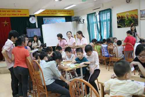 Cả lớp say sưa vẽ tranh