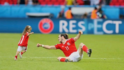 Bale nô đùa cùng con gái đẹp như thiên thần ảnh 3