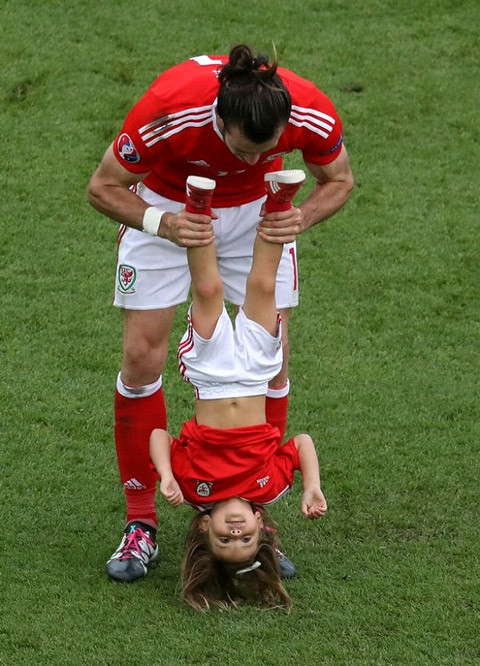 Bale nô đùa cùng con gái đẹp như thiên thần ảnh 5