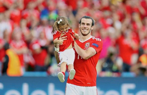 Bale nô đùa cùng con gái đẹp như thiên thần ảnh 4