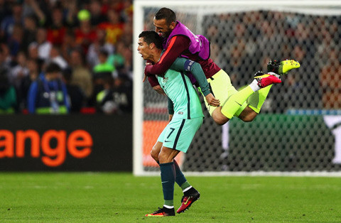 Từ nghệ sĩ, Ronaldo sẵn sàng làm công nhân ảnh 3