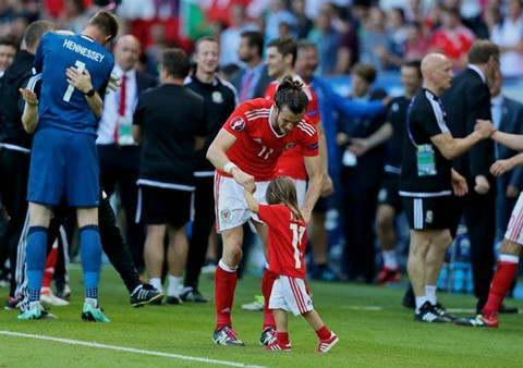 Bale nô đùa cùng con gái đẹp như thiên thần ảnh 1