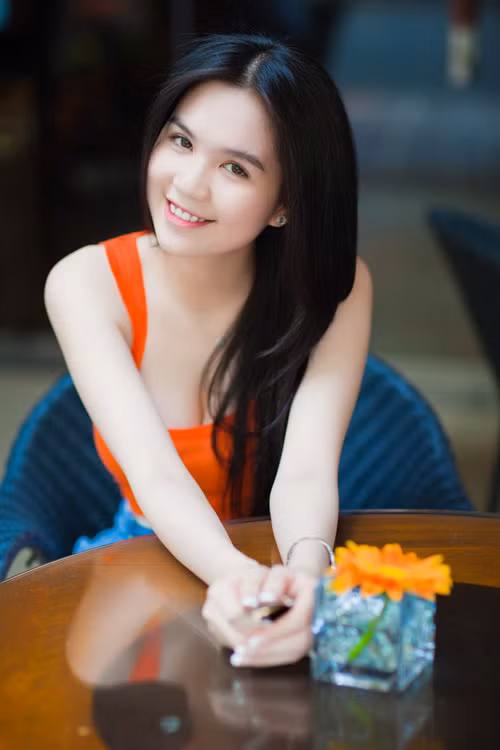 Ngọc Trinh trẻ trung và đáng yêu với mái tóc dài mái bằng. Sang trọng, quý phái khi búi gọn. Kiểu tóc tết lệch tinh nghịch và thời thượng. Ngọc Trinh gợi cảm với phần mái lệch buông xõa. Kiểu tóc dài tỉa mỏng. "Nữ hoàng nội y" vẫn rất quyến rũ với kiểu tóc đơn giản này. Tóc xoăn bồng bềnh. Tóc đuôi gà trẻ trung, năng động. Kiểu tóc dạ tiệc làm tôn lên vẻ kiêu sa của người đẹp. Và kiểu tóc tết cầu kỳ tạo cho Ngọc Trinh vẻ quyến rũ đầy mê hoặc.