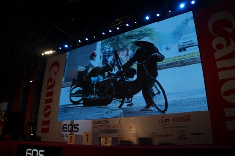 Bức ảnh đẹp cho chủ đề Lòng tốt, một người đang giúp đỡ một cụ già trong một ngày lao động đầy vất vả