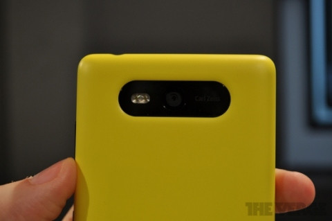 Cận cảnh camera 8megapixel, ống kính Carl Zeiss của Lumia 820, có hỗ trợ đèn LED Flash
