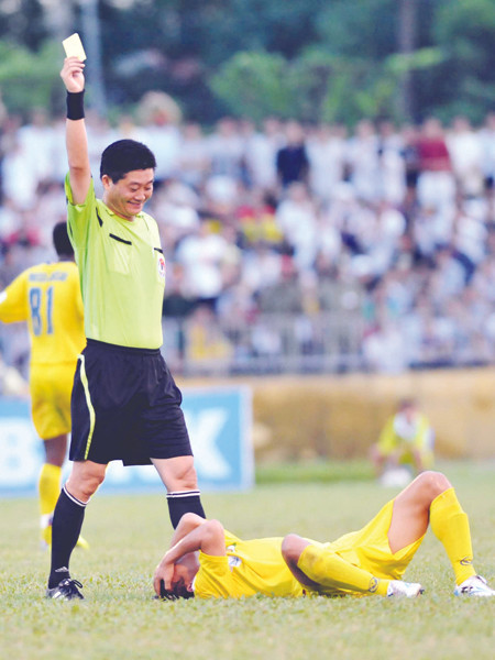 Trọng tài Vũ Bảo Linh được giao trọng trách ở sân Lạch Tray. Ảnh: Quang Thắng. Trọng tài Vũ Bảo Linh được giao trọng trách ở sân Lạch Tray Ảnh: Quang Thắng
