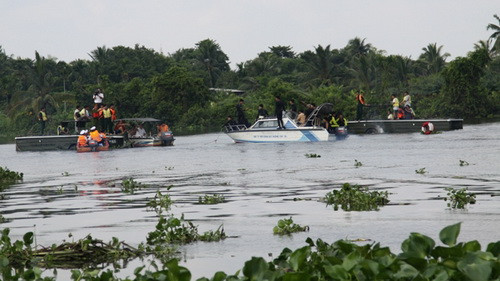 Cứu hộ trên sông - Ảnh: ANH THOA (Tuổi Trẻ). Cứu hộ trên sông - Ảnh: ANH THOA (Tuổi Trẻ)