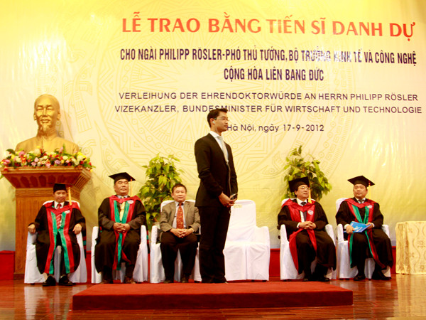 Trước ông Philipp Rosler, Đại học Kinh tế quốc dân (Việt Nam) cũng từng trao bằng "Tiến sĩ danh dự" cho lãnh đạo Đảng và Nhà nước đến từ CHDC Lào, Vương quốc Campuchia, hay Hàn Quốc... Ông Philipp Rosler nghe quyết địn trao bằng Tiến sĩ danh dự