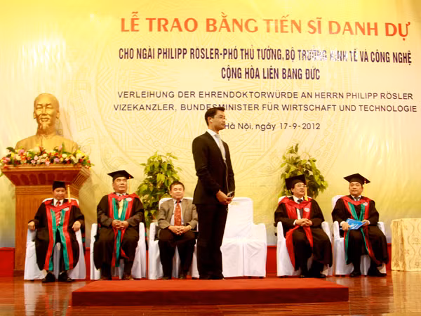 Trước ông Philipp Rosler, Đại học Kinh tế quốc dân (Việt Nam) cũng từng trao bằng "Tiến sĩ danh dự" cho lãnh đạo Đảng và Nhà nước đến từ CHDC Lào, Vương quốc Campuchia, hay Hàn Quốc... Ông Philipp Rosler nghe quyết địn trao bằng Tiến sĩ danh dự