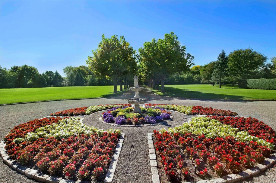 ... Được tô điểm với con đường rợp bóng cây xanh mát, bãi cỏ êm mượt như nhung và bồn hoa khoe hương sắc rực rõ