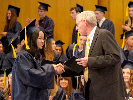 Thầy hiệu trưởng Kelly (trường John F Kennedy) trao bằng tốt nghiệp (hết lớp 12) cho Anh Thơ. . Thầy hiệu trưởng Kelly (trường John F Kennedy) trao bằng tốt nghiệp (hết lớp 12) cho Anh Thơ.