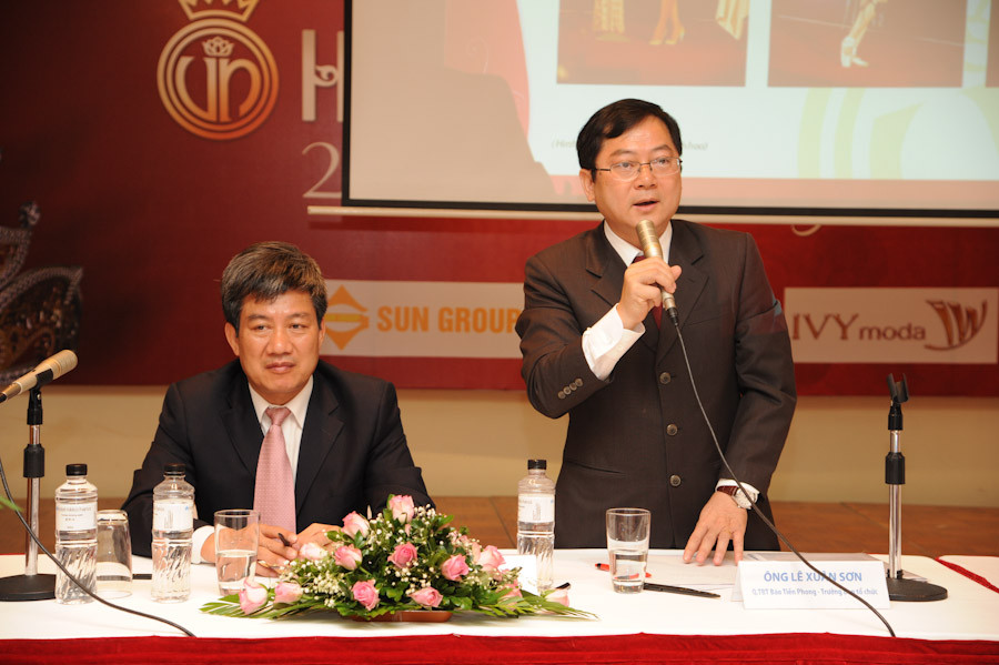 Nhà báo Lê Xuân Sơn tại cuộc họp báo HHVN 2012 sáng 16-5 ở Hà Nội