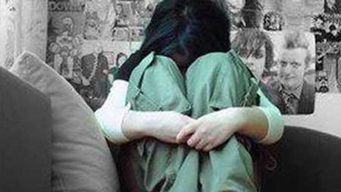 Anh ta đã nhanh tay cài then cửa rồi tiến tới sờ soạng khắp cơ thể và cả “của quý” của Quang. Ảnh minh họa, nguồn: toaan.gov.vn