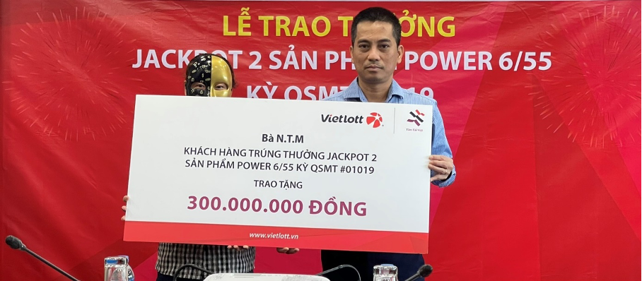 Chị M. trao tặng 300 triệu đồng đến các hoàn cảnh khó khăn.