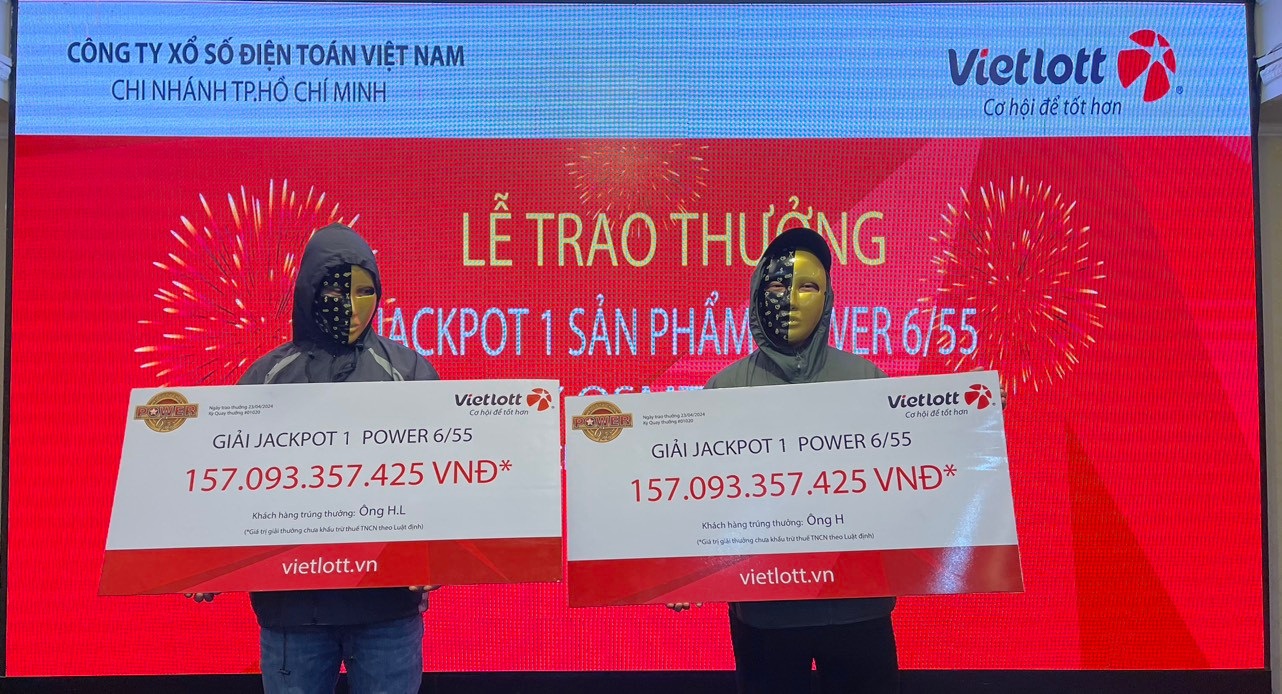 Hai người nhận thưởng trúng Vietlott.