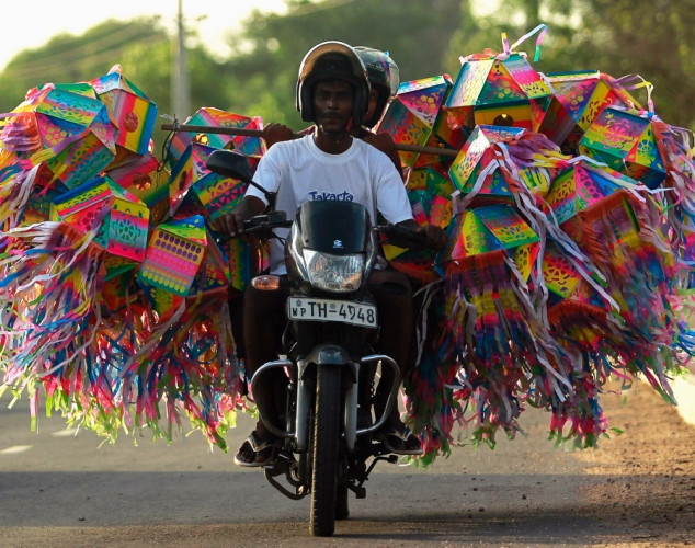 Những chiếc đèn lồng trên một chiếc xe máy tại Colombo, Sri Lanka