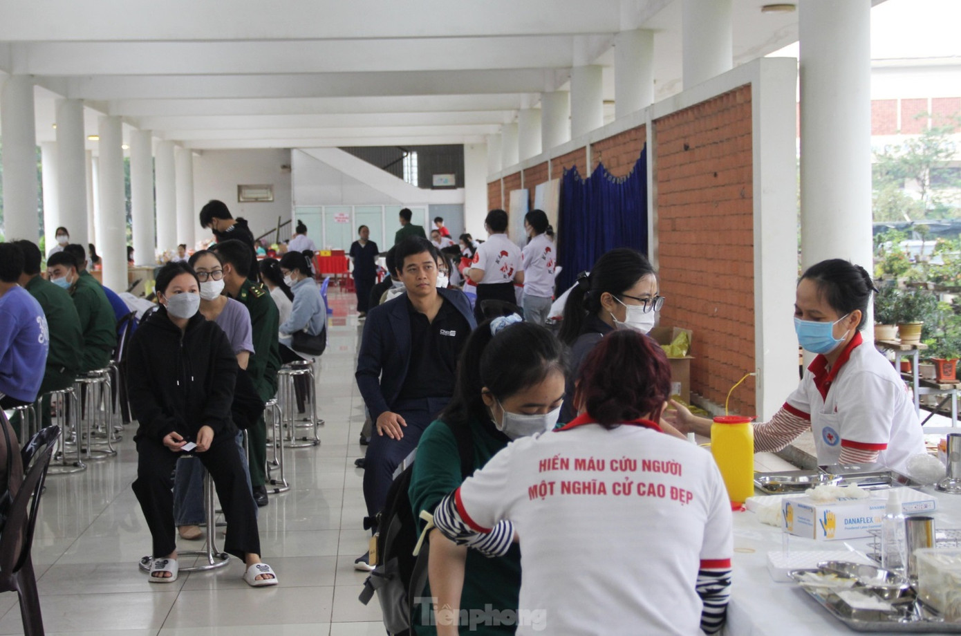 Các tình nguyện viên đang khám sàng lọc trước khi tham gia hiến máu Các tình nguyện viên đang khám sàng lọc trước khi tham gia hiến máu