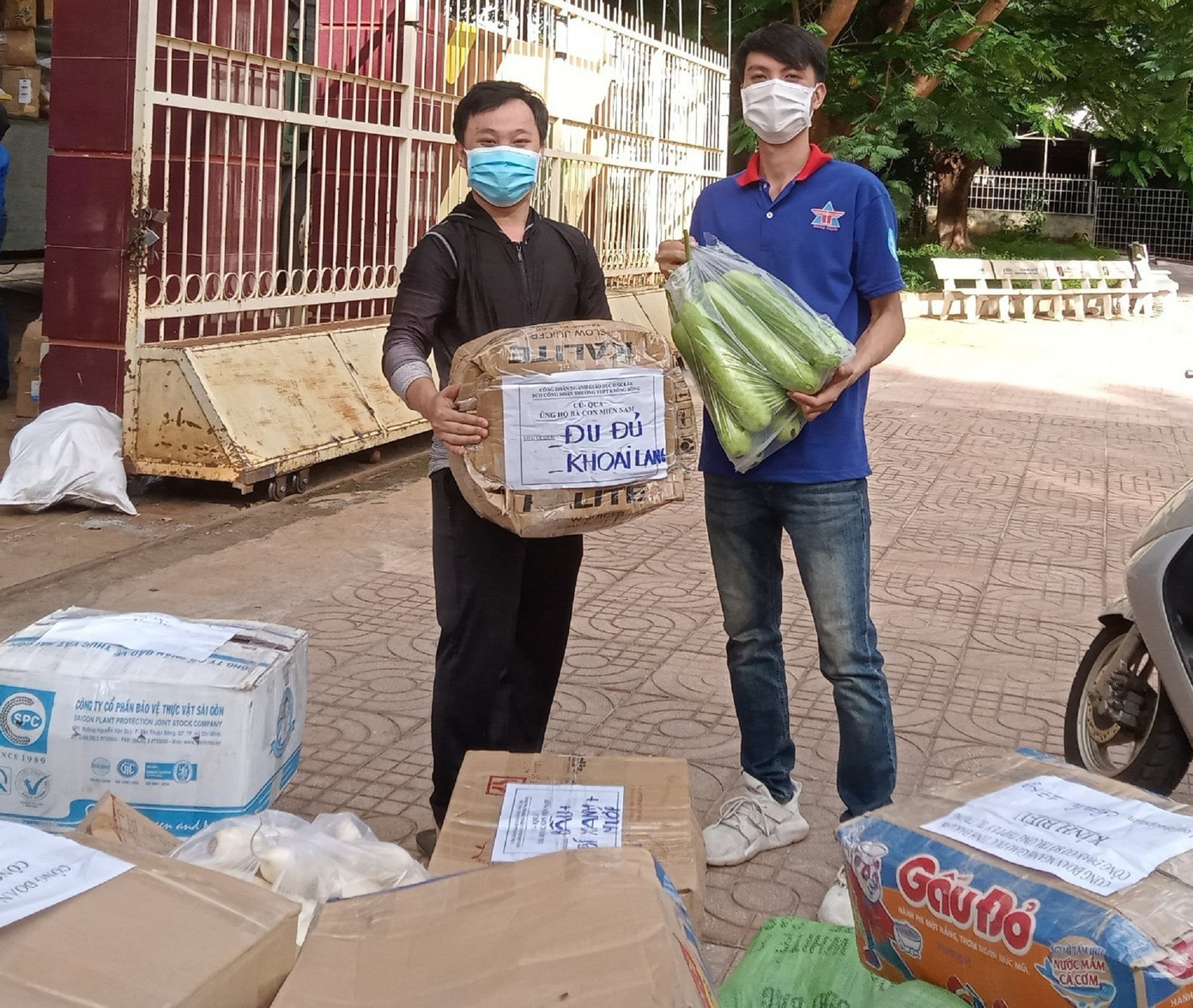 Anh Thái (phải) và tình nguyện viên hỗ trợ rau củ cho đồng bào phía nam trong thời gian ảnh hưởng của dịch COVID-19