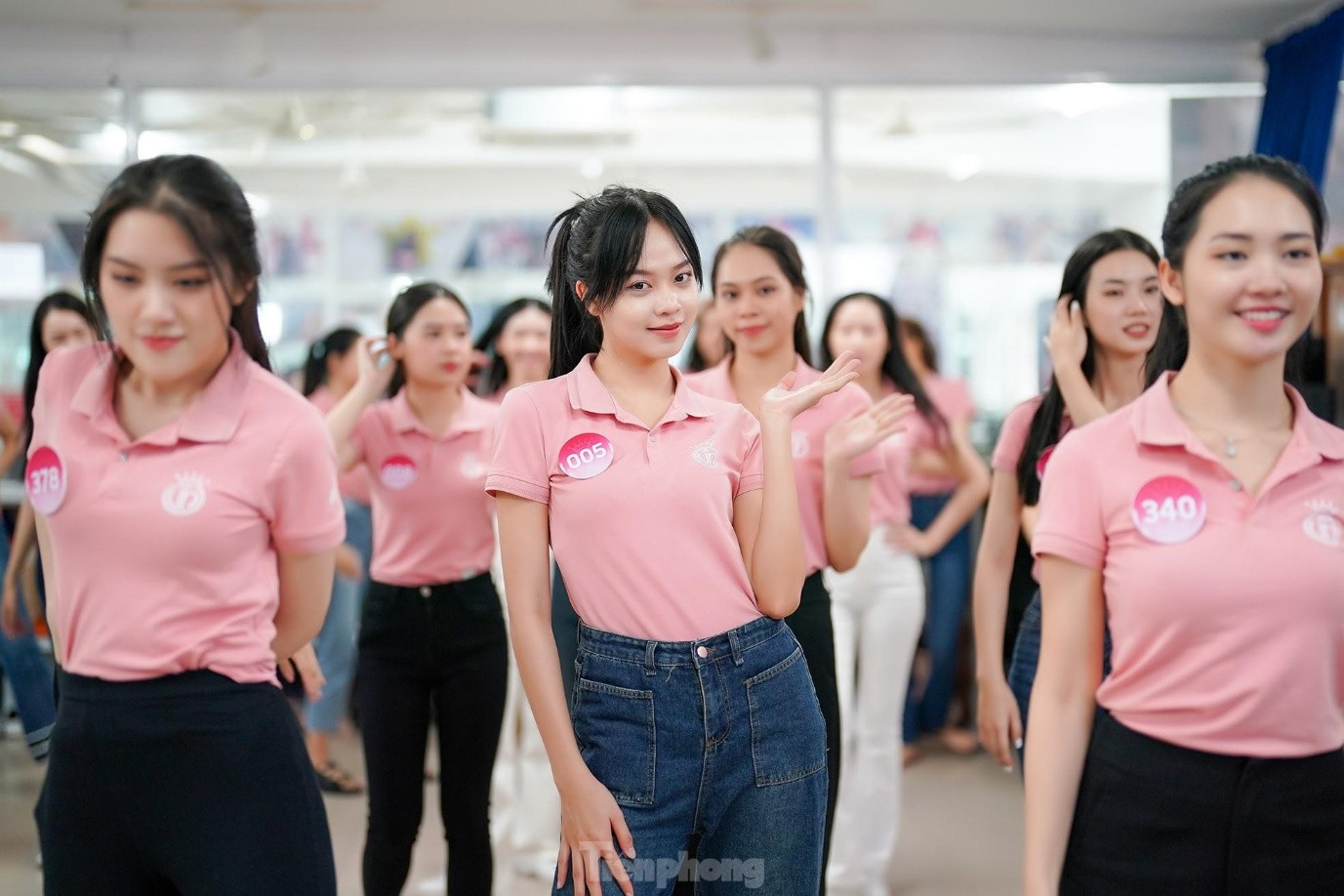 Hoa hậu Huỳnh Thị Thanh Thủy tỏa sáng tại buổi tổng duyệt trong chiếc áo polo hồng thời trang đến từ Đồng phục Hải Anh Hoa hậu Huỳnh Thị Thanh Thủy tỏa sáng tại buổi tổng duyệt trong chiếc áo polo hồng thời trang đến từ Đồng phục Hải Anh