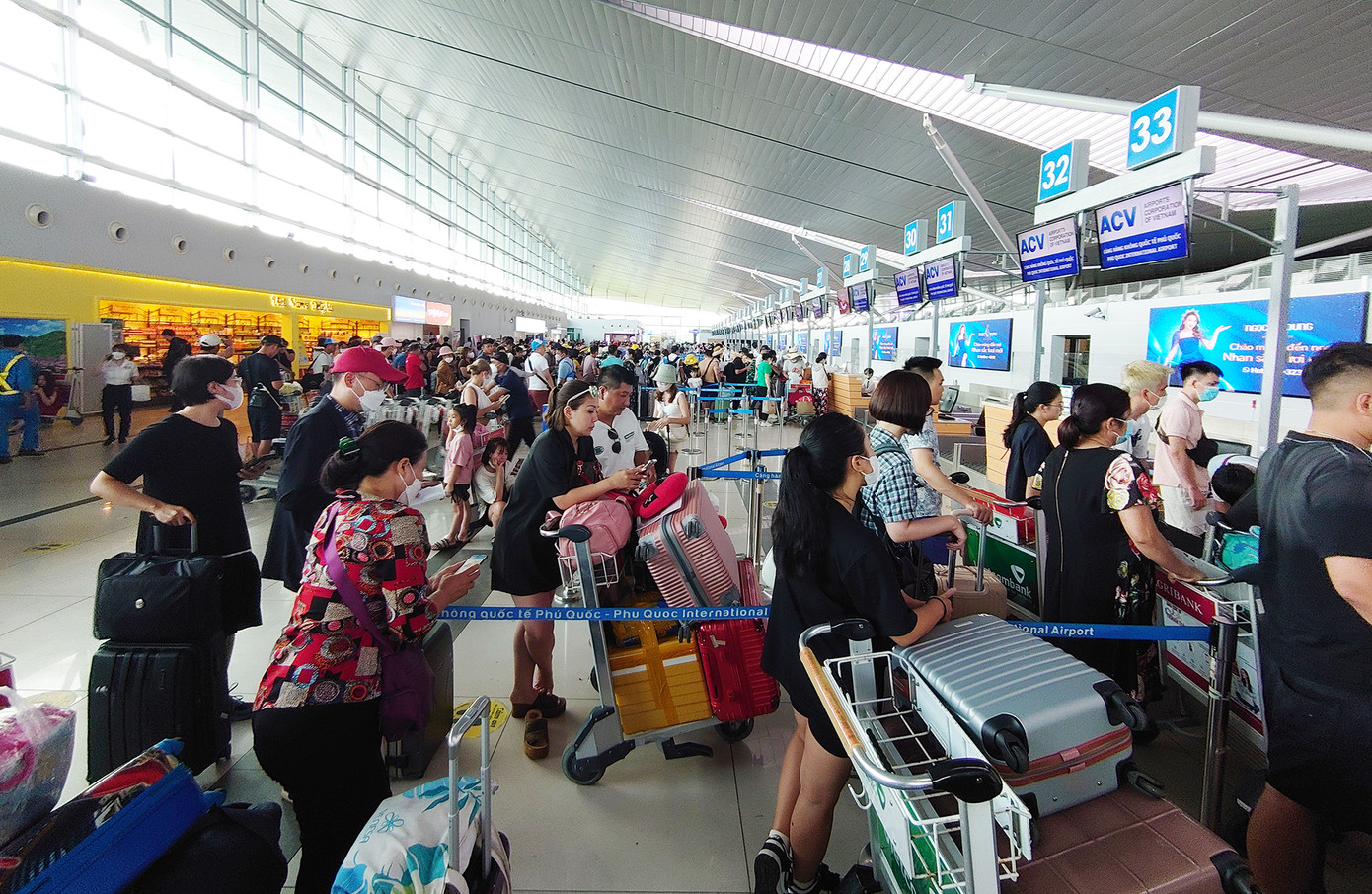 Do nhu cầu đi lại trong dịp cao điểm rất đông nên ngành hàng không luôn mong muốn hành khách chia sẻ với những bất cập xảy ra (ảnh: Nam Trần) Do nhu cầu đi lại trong dịp cao điểm rất đông nên ngành hàng không luôn mong muốn hành khách chia sẻ với những bất cập xảy ra (ảnh: Nam Trần)