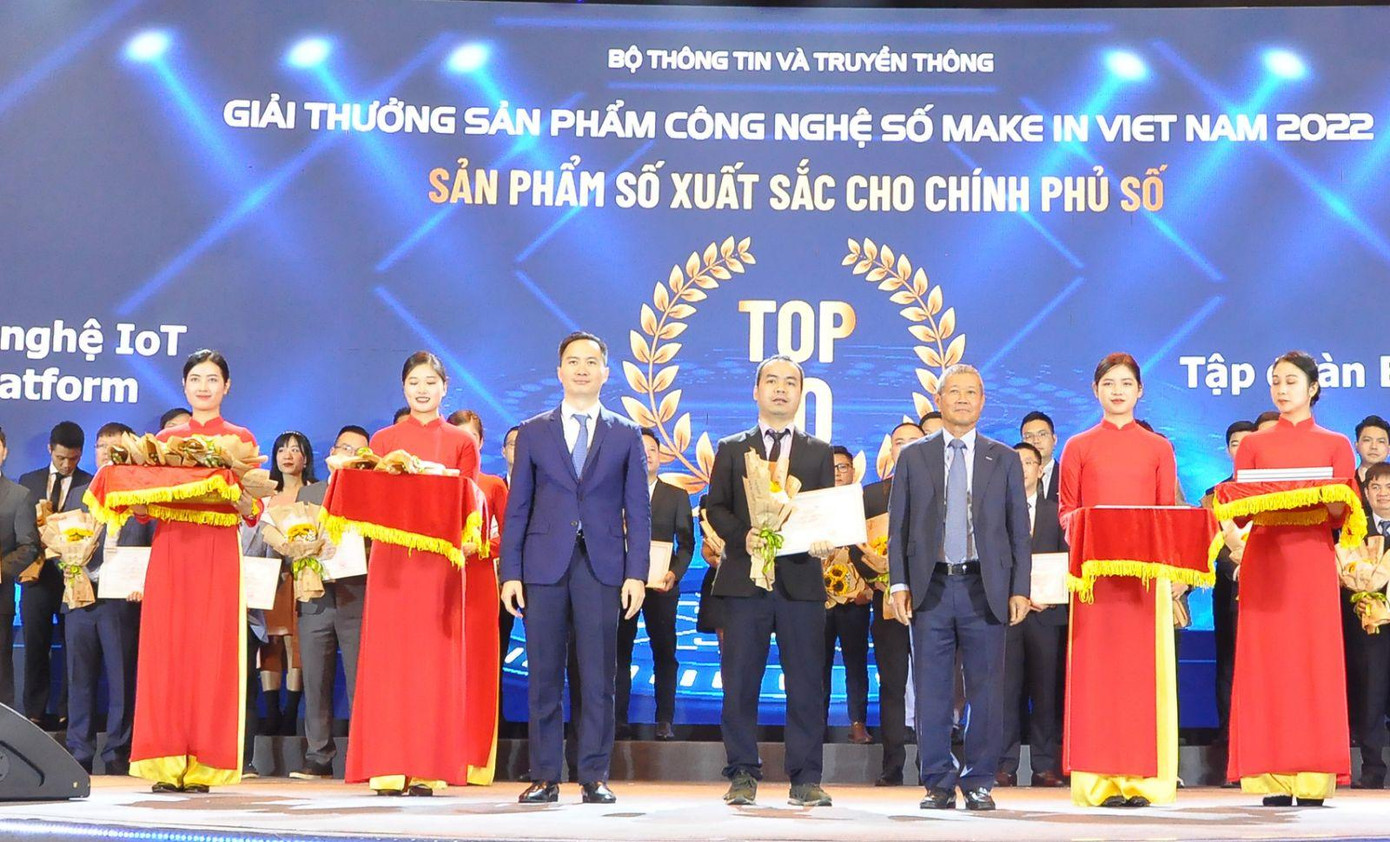 Đại diện VNPT nhận giải thưởng hạng mục Sản phẩm số xuất sắc cho Chính phủ số dành cho nền tảng VNPT IoT Platform Đại diện VNPT nhận giải thưởng hạng mục Sản phẩm số xuất sắc cho Chính phủ số dành cho nền tảng VNPT IoT Platform