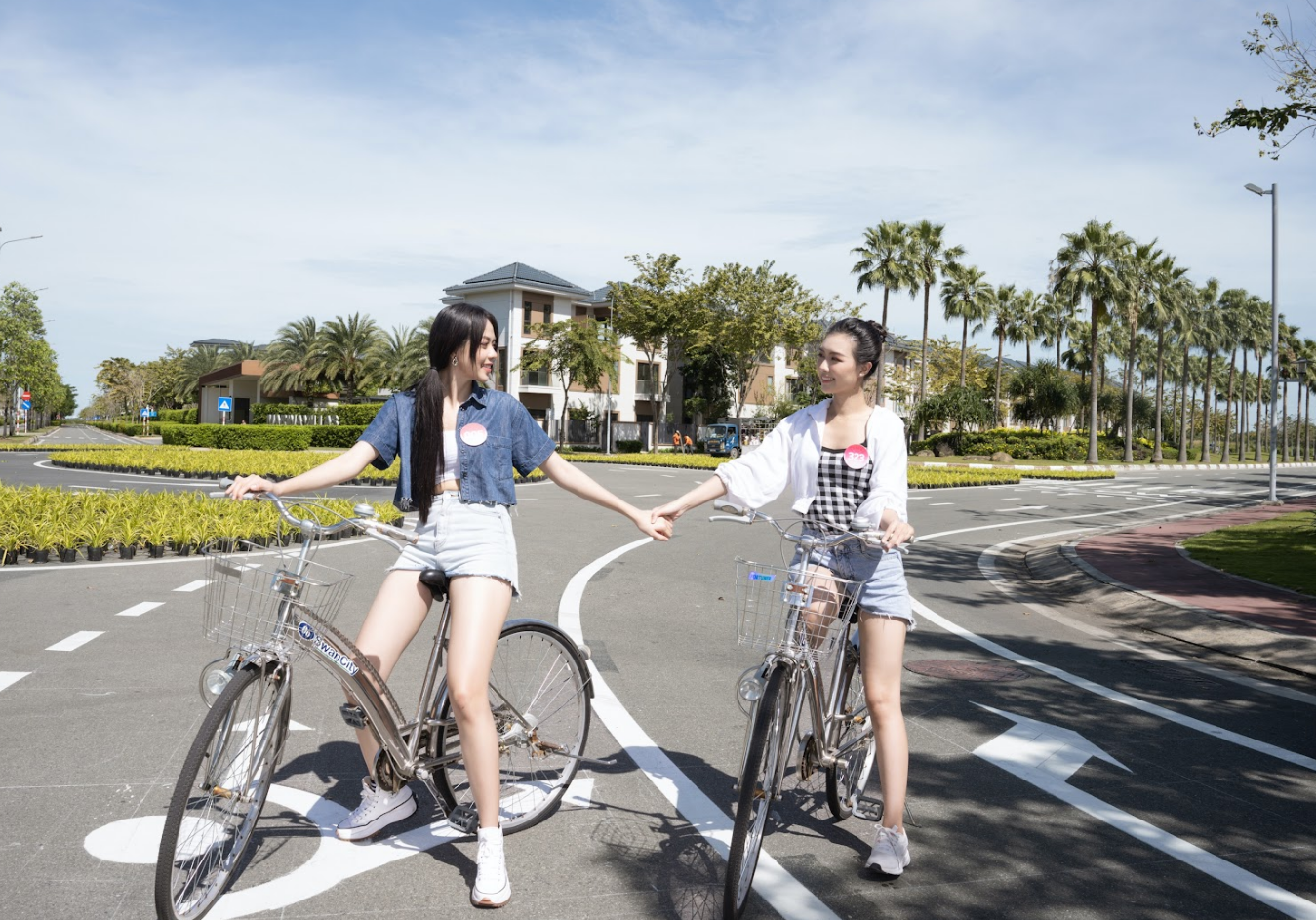 Tân Hoa hậu Việt Nam 2022 Huỳnh Thị Thanh Thuỷ trải nghiệm hoạt động đạp xe tại SwanBay