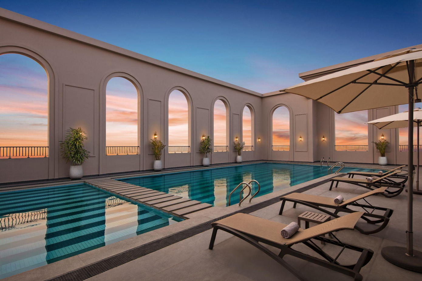 Không gian bể bơi thiết kế theo phong cách cổ điển sang trọng và đẳng cấp