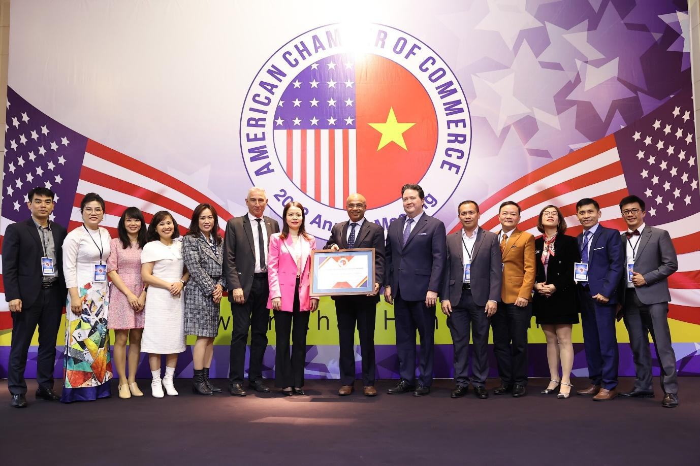 BIDV MetLife nhận giải thưởng Doanh nghiệp có Trách nhiệm với Xã hội từ Amcham