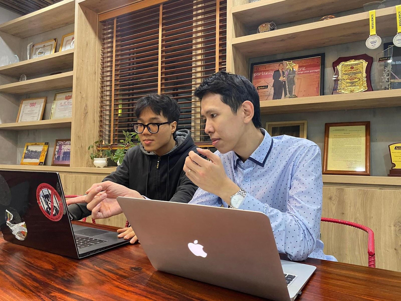 Anh Toàn (áo xanh) đang hướng dẫn học viên làm đồ án Anh Toàn (áo xanh) đang hướng dẫn học viên làm đồ án