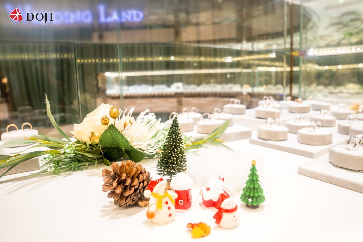 Hình ảnh ông già Noel, người tuyết và cây thông nhỏ xinh tô điểm thêm không gian mùa lễ hội Hình ảnh ông già Noel, người tuyết và cây thông nhỏ xinh tô điểm thêm không gian mùa lễ hội