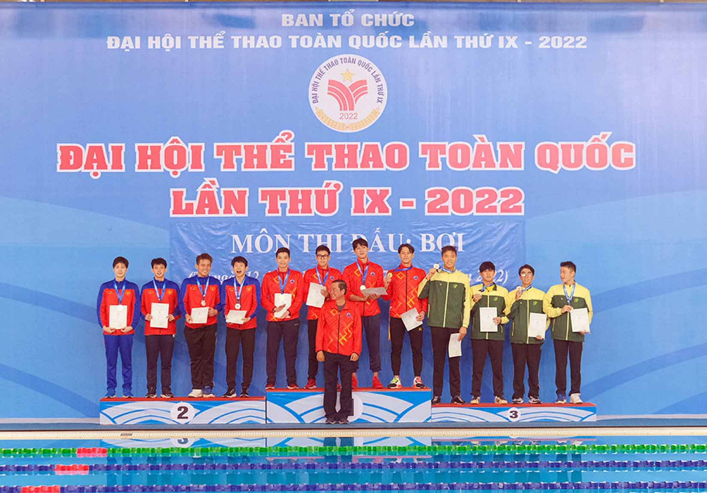 Kình ngư Kim Sơn (thứ 5 từ trái qua) nhận Huy chương Vàng tại Đại hội Thể thao toàn quốc lần thứ IX