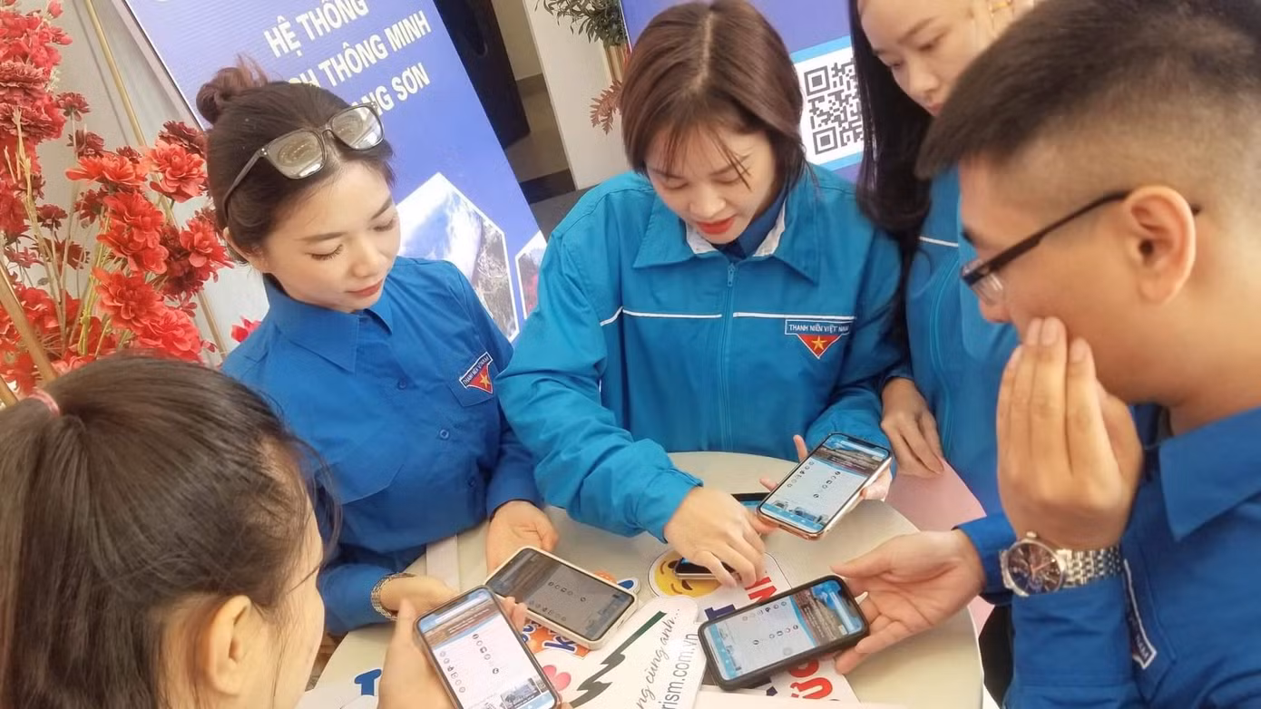 Sôi nổi tải app Langson Tourism -Ảnh: Duy Chiến