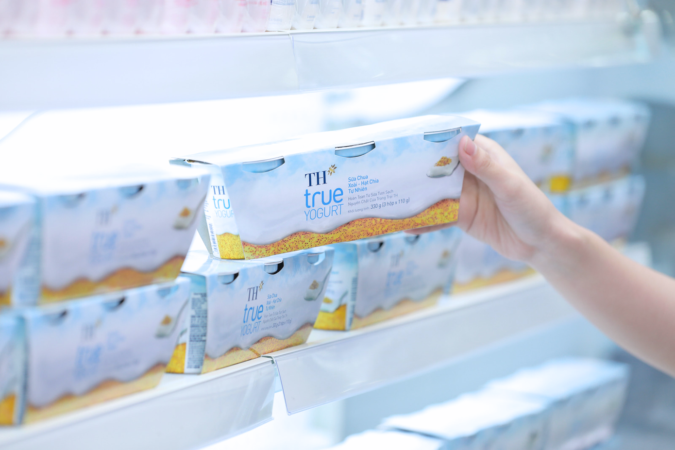 TH true YOGURT được lên men tự nhiên từ dòng sữa tươi nguyên chất của Cụm trang trại bò sữa tập trung ứng dụng công nghệ cao với quy trình sản xuất khép kín được xác lập kỷ lục lớn nhất thế giới năm 2020. TH true YOGURT được lên men tự nhiên từ dòng sữa tươi nguyên chất của Cụm trang trại bò sữa tập trung ứng dụng công nghệ cao với quy trình sản xuất khép kín được xác lập kỷ lục lớn nhất thế giới năm 2020.