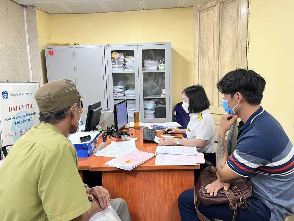 Cán bộ Chi cục thuế khu vực Uông Bí - Quảng Yên làm việc với khách hàng tại Trung tâm Hành chính công TX Quảng Yên.