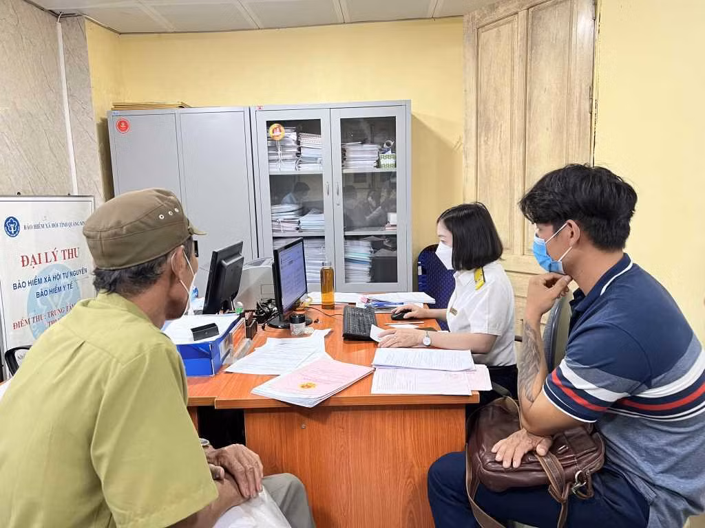 Cán bộ Chi cục thuế khu vực Uông Bí - Quảng Yên làm việc với khách hàng tại Trung tâm Hành chính công TX Quảng Yên.