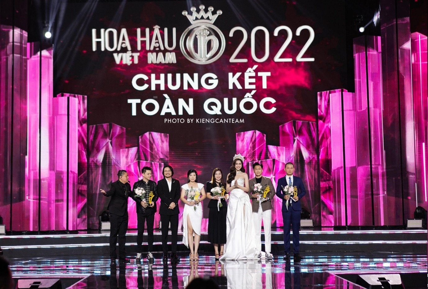 Đại diện Đồng phục Hải Anh nhận hoa tri ân từ Ban tổ chức Hoa hậu Việt Nam 2022 Đại diện Đồng phục Hải Anh nhận hoa tri ân từ Ban tổ chức Hoa hậu Việt Nam 2022