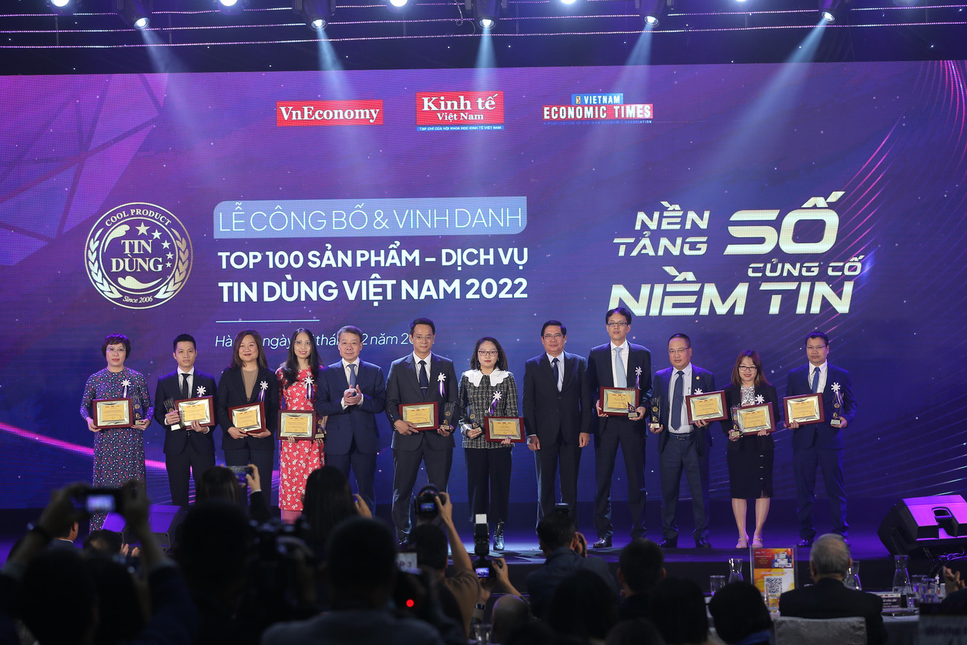 Đại diện Shinhan Finance nhận giải thưởng Top 10 Tin dùng Việt Nam 2022 cho ứng dụng quản lý tài chính iShinhan. Đại diện Shinhan Finance nhận giải thưởng Top 10 Tin dùng Việt Nam 2022 cho ứng dụng quản lý tài chính iShinhan.