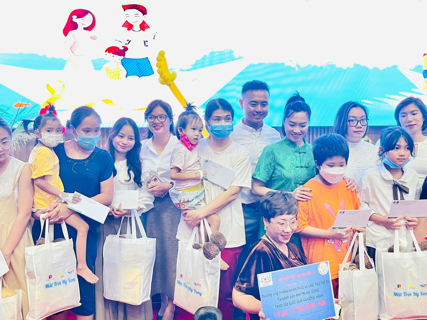 Đại diện MIKGroup trao quà cho 150 bệnh nhi tại Bệnh viện Nhi Trung ương trong khuôn khổ chương trình “Con thuyền mơ ước” nhân dịp hưởng ứng tháng nhận thức về ung thư trẻ em – tháng 9/2022. Đại diện MIKGroup trao quà cho 150 bệnh nhi tại Bệnh viện Nhi Trung ương trong khuôn khổ chương trình “Con thuyền mơ ước” nhân dịp hưởng ứng tháng nhận thức về ung thư trẻ em – tháng 9/2022.