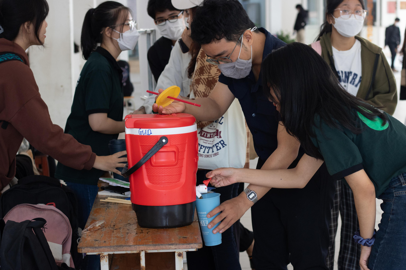 Hoạt động đặt trạm tiếp nước tại trường Đại học Kinh tế, Đại học Đà Nẵng (TP. Đà Nẵng) nằm trong sáng kiến Green University DUE với hơn 300 lượt lấy nước (Ảnh 6)