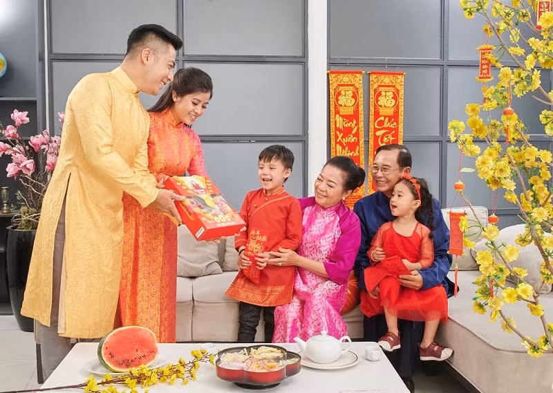 Tết là dịp sum vầy và con cái thể hiện lòng thành kính đối với đấng sinh thành của mình. Ảnh nguồn Internet