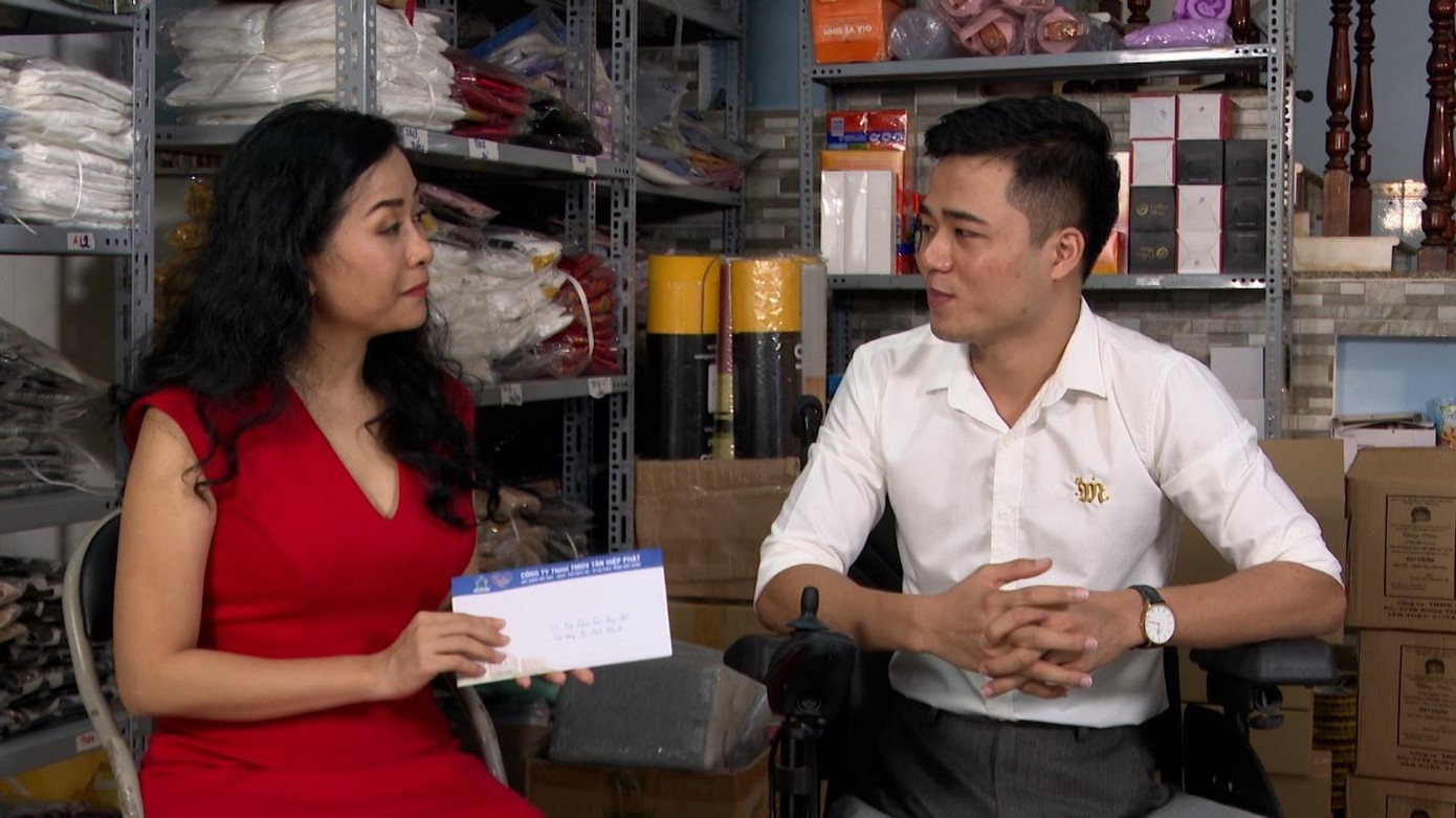 Phó Tổng Giám đốc Tập đoàn Tân Hiệp Phát – Trần Uyên Phương gửi tặng Khánh món quà động viên Phó Tổng Giám đốc Tập đoàn Tân Hiệp Phát – Trần Uyên Phương gửi tặng Khánh món quà động viên