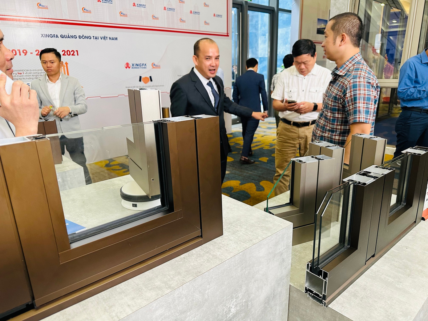 Các khách hàng tham quan dòng sản phẩm thương hiệu Xingfa hệ Class A