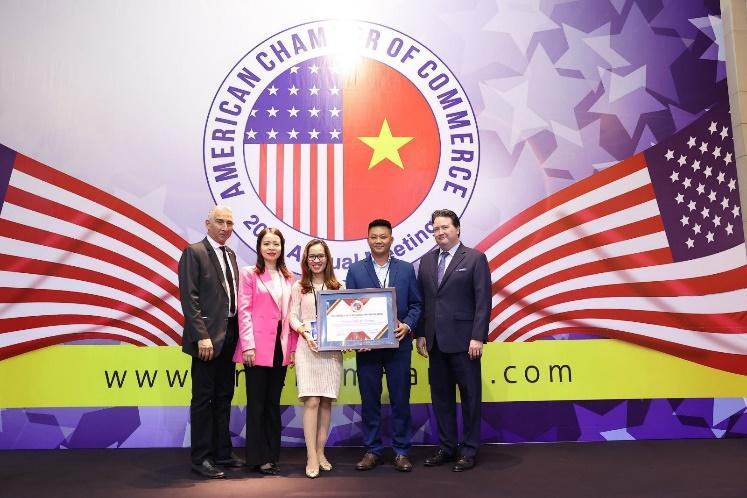 Ông Bùi Tiến Chung- Giám Đốc nhà máy MDLZ tại Hưng Yên nhận giải Amcham CSR awards năm 2022