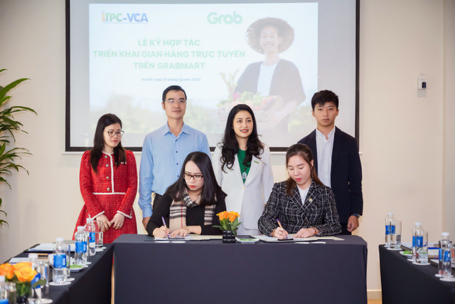 Đại diện Grab Việt Nam và ITPC-VCA, AED và Agrotrade trong lễ ký kết hợp tác triển khai gian hàng ITPC-VCA trên Grab Mart.