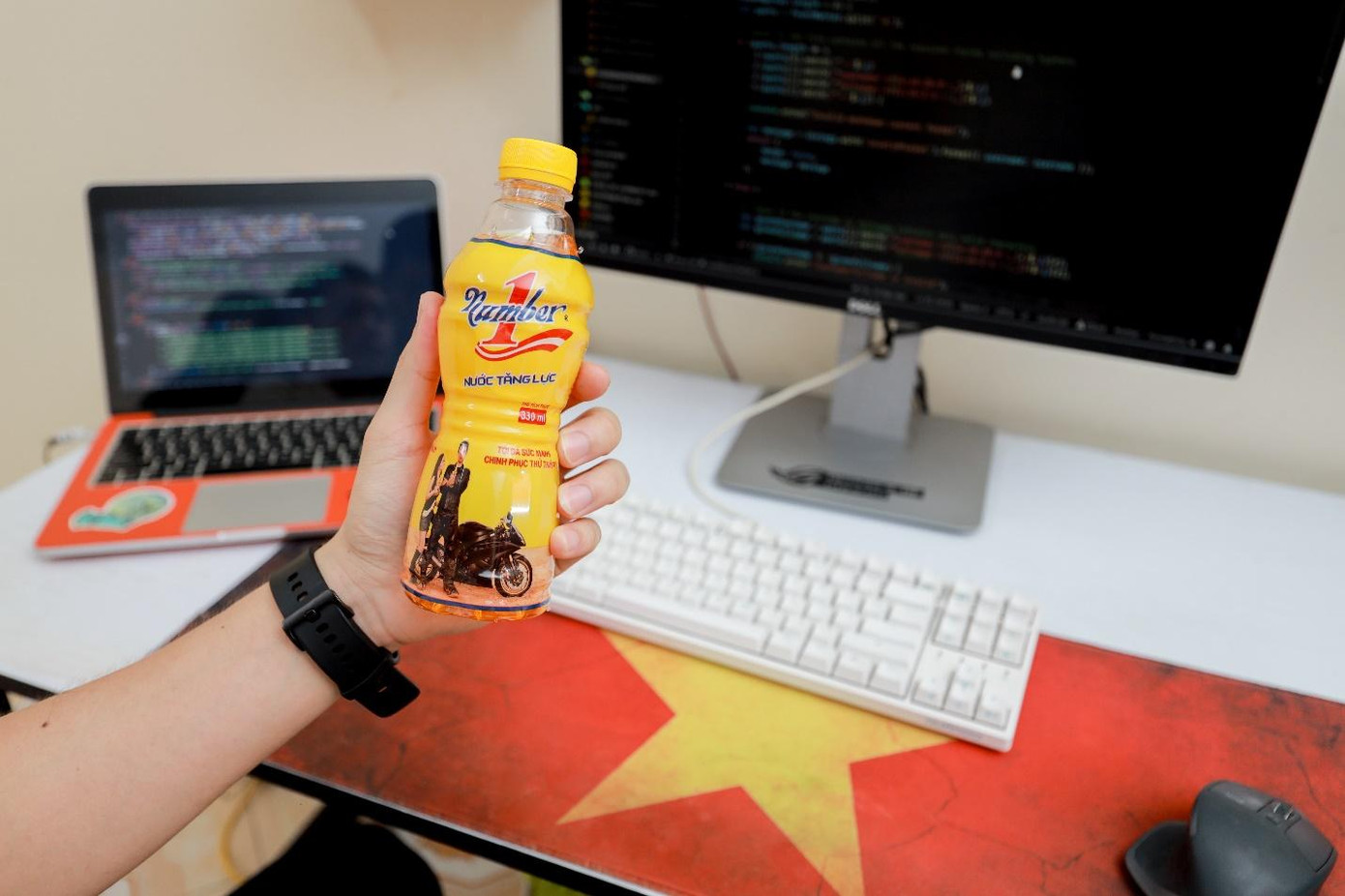 Nước tăng lực Number 1 được nhiều nhân viên văn phòng lựa chọn sử dụng để lấy lại sự tỉnh táo ngay tức thì Nước tăng lực Number 1 được nhiều nhân viên văn phòng lựa chọn sử dụng để lấy lại sự tỉnh táo ngay tức thì