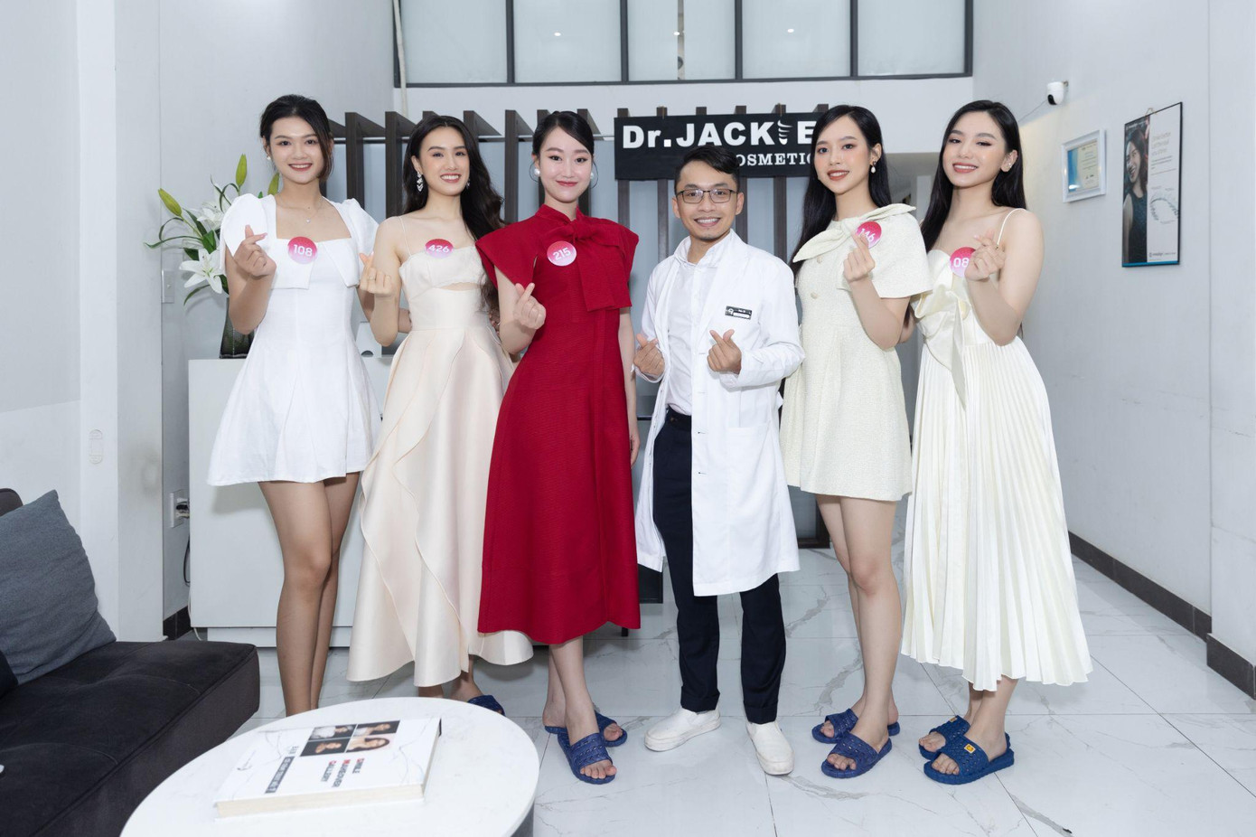 Đội ngũ y, bác sĩ tư vấn tận tình cho thí sinh Hoa hậu Việt Nam 2022 Đội ngũ y, bác sĩ tư vấn tận tình cho thí sinh Hoa hậu Việt Nam 2022