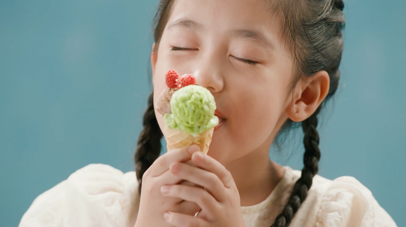 Mỗi món ăn được nhắc tới trong MV là một kỷ niệm ngọt lành quý giá khó lòng tìm lại được dư vị ngày xưa. Mỗi món ăn được nhắc tới trong MV là một kỷ niệm ngọt lành quý giá khó lòng tìm lại được dư vị ngày xưa.