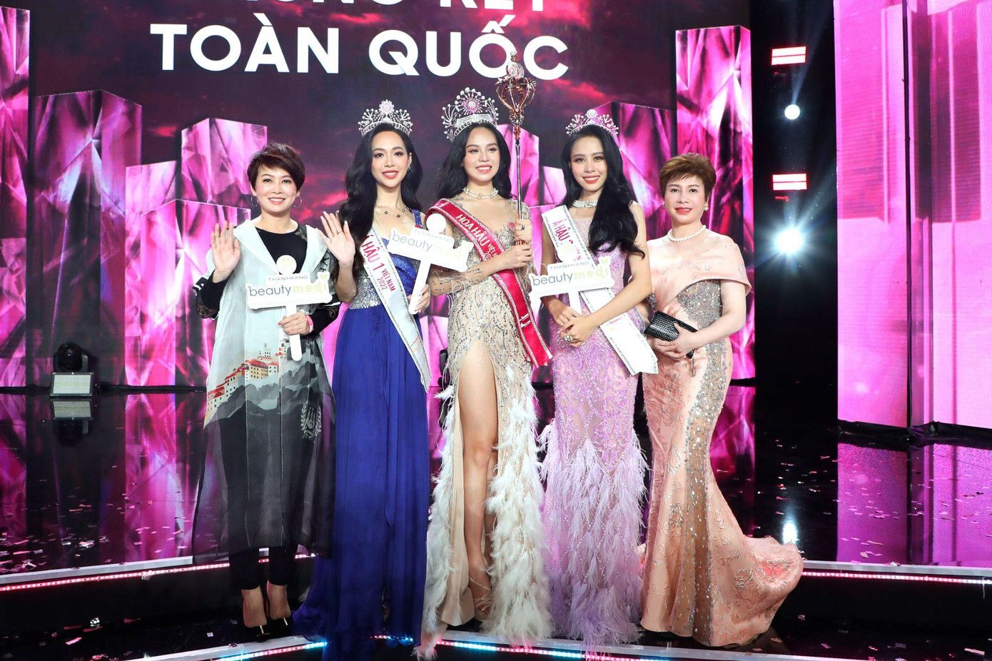 Bà Đặng Thanh Hằng cùng Top 3 Hoa hậu Việt Nam 2022 Bà Đặng Thanh Hằng cùng Top 3 Hoa hậu Việt Nam 2022