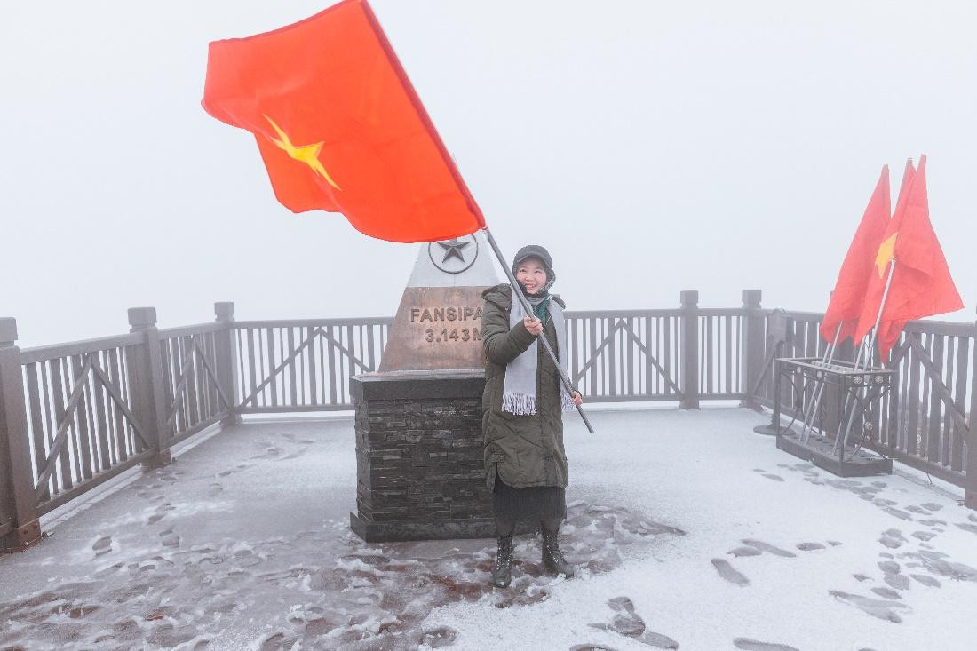 Cơn mưa tuyết đầu mùa tại Fansipan Legend đã thu hút đông đảo du khách tới trải nghiệm, khám phá. Rất nhiều du khách thích thú khi lần đầu được chạm tay, nô đùa trong tuyết hay tạo hình người tuyết ngộ nghĩnh- một trải nghiệm hiếm hoi đối với người dân xứ nhiệt đới.