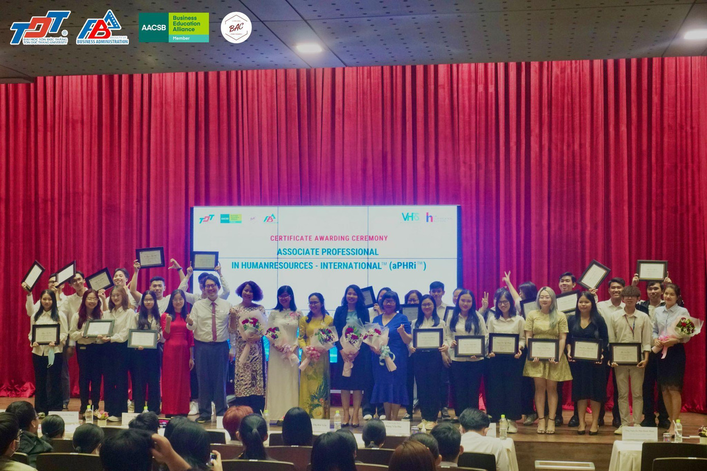 Những sinh viên được trao Chứng chỉ nghề Quốc tế về Quản trị Nhân sự